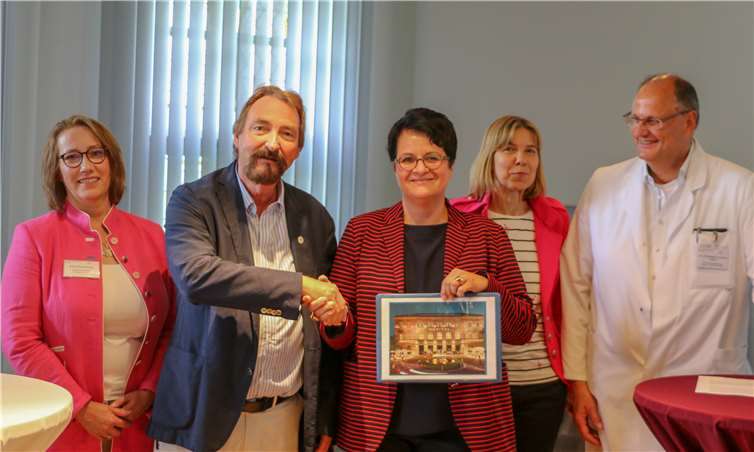 (V. l.) Astrid Eisenberg (Pflegedirektorin und Ordensvertreterin am Herz-Jesu-Krankenhaus), Dr. med. Gerhard Wölk, Elisabeth Disteldorf (Geschäftsführerin der Katharina Kasper ViaSalus GmbH), Carmen Elschner (Kaufmännische Direktorin des Herz-Jesu-Krankenhauses) und Dr. med. Christoph Lerchen (Ärztlicher Direktor des Herz-Jesu-Krankenhauses und Chefarzt der Abteilung für Anästhesie, Intensiv- und Palliativmedizin) bei der feierlichen Verabschiedung. Katharina Kasper ViaSalus GmbH