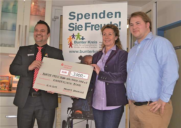 V. l.: Ayhan Iskenderoglu, Vertriebsdirekter SparkasseKölnBonn, Inka Orth, Vorstandsvorsitzende des Bunten Kreises Bonn-Ahr-Rhein-Sieg e. V., Max Biniek, Projektleiter des Bunten Kreis Bonn-Ahr-Rhein-Sieg. privat