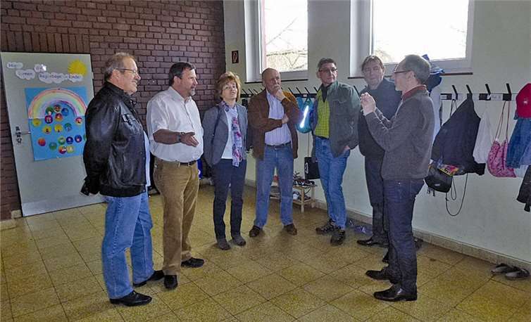 (V. l.) Beigeordneter Manfred Platten, FWG-Fraktionsvorsitzender Hartmut Dressel, Birgit und Hans Schellenbach, Bodo Neuheuser von der Stadtverwaltung, FWG Vorsitzender Egon Schäfer und Schulleiter Hagen Ingo Bretz.Privat