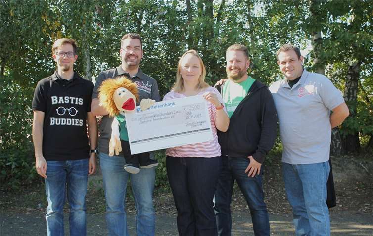 V. l.: Beisitzer Dominik Garnies, Förderkreisvorsitzender Vito Spalluto mit Maskottchen Bastian, das Diözesankönigspaar 2018/19 Helga und Christian Klein und der 2. Vorsitzende Andreas Diering bei der Spendenübergabe.Foto: privat