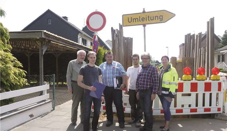 V. l. Bernd Wolter und Markus Herrig (Ingenieurbüro Laupert & Wolter), Bauleiter Jonas Jäger und Vorarbeiter Marc Schmitz (Balter), Heinz Mager und Nicole Danziger (Gemeinde Swisttal) vor der Baustelle auf der Straße „Kirchfeld“.privat