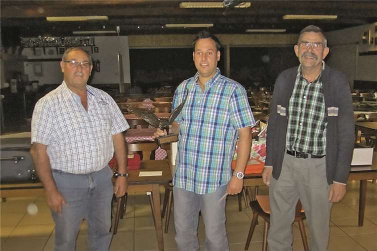 (V. l.) Brudermeister Jürgen Rausch mit dem Sieger des Wanderpreises Carlo Rausch und dem Schießmeister Heinz Breil.