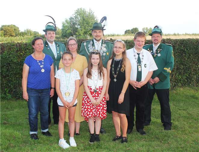 V. l.: Bürgerkönigin Annette Frankenberg, Brudermeister Hendrik Beer, Bürgerprinzessin Nina Winterscheid, Königin Melanie Tuschen, Bambiniprinzessin Nele Tuschen, König Rainer Tuschen, Schülerprinzessin Clara Klein, Jungschützenprinz Julian Reiser und der stellvertretende Brudermeister Marco Klee.  Foto: privat
