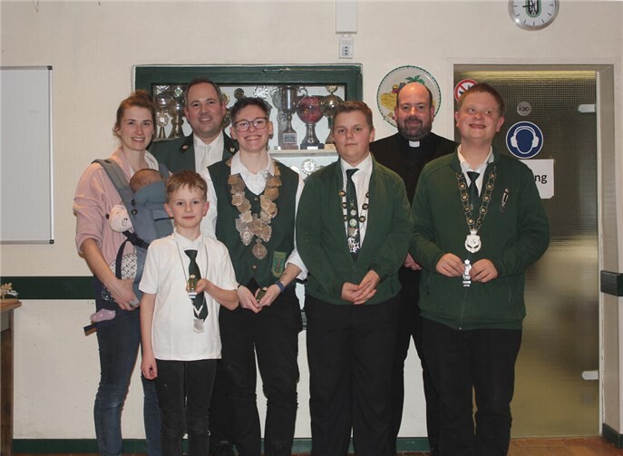 V. l.: Bürgerkönigin Kati Soltani, Brudermeister Hendrik Beer, Bambiniprinz Emilian Beer (vorne), Königin Michelle Lambertz, Schülerprinz Tom Feuser, Präses Pfarrer Michael Maxeiner und Jungschützenprinz Julian Reiser.