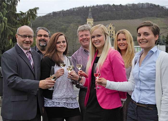 (V. l.) Bürgermeister Guido Job, Friedhelm Walbert, Weinprinzessin Sarah Friese, Alfred Emmerich, Weinkönigin Jacqueline Nehlert, Weinprnzessin Svenja Stroh und Svenja Keller stoßen auf eine schöne Regentschaft an. STUHA