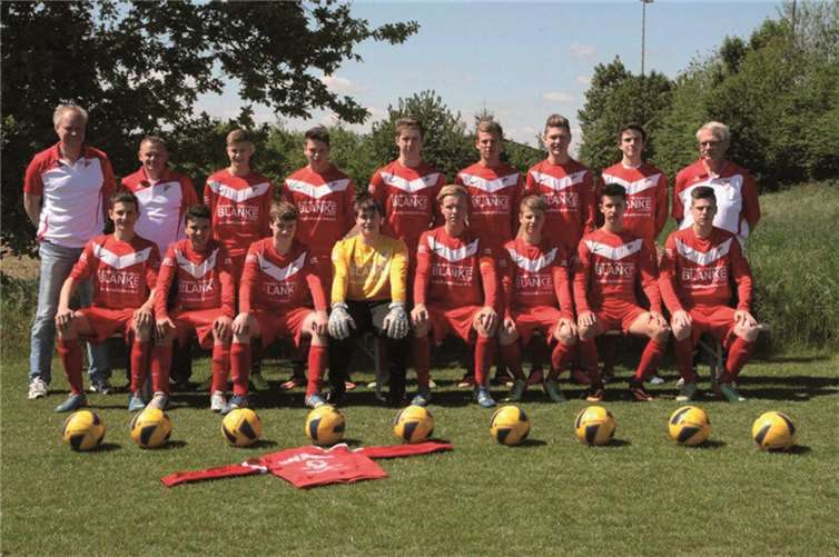 (V. l) Co-Trainer Stefan Milhamke, 2. Kapitän Felix Weiß, Betreuer Heinz Vilz, 1. Kapitän Marc Stindtmann und Trainer Michael Weiß.Privat