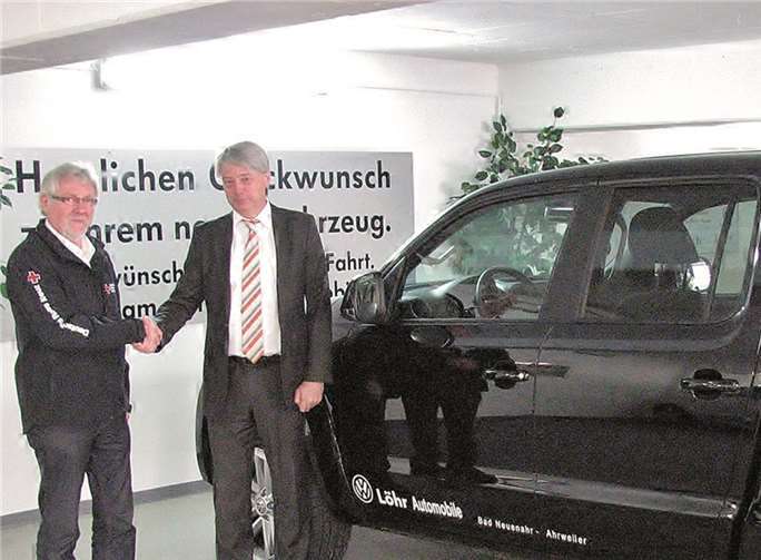 (V. l.) DRK-Katastrophenschutzbeauftragter Werner Borchert mit Klaus Lehnhoff vom Löhr Autohaus Bad Neuenahr-Ahrweiler.Thorsten Trütgen