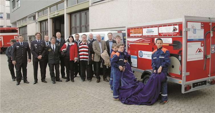 (V. l) Der stellvertretende Stadtjugendfeuerwehrwart Torsten Zepp, der Schriftführer des SFV Reiner Stieffenhofer, der Vorsitzende des SFV Bernd Naunheim, der Jugendfeuerwehrwart der Einheit Arzheim Tobias Hisgen, der Stadtfeuerwehrinspekteur Wolfgang Schröder, der Jugendfeuerwehrwart der Einheit Karthause Christoph Alsbach, Vertreter der Sponsoren und der Jugendfeuerwehr Koblenz so wie als 10. (v. l) der Stadtjugendfeuerwehrwart Willi Marx.Privat