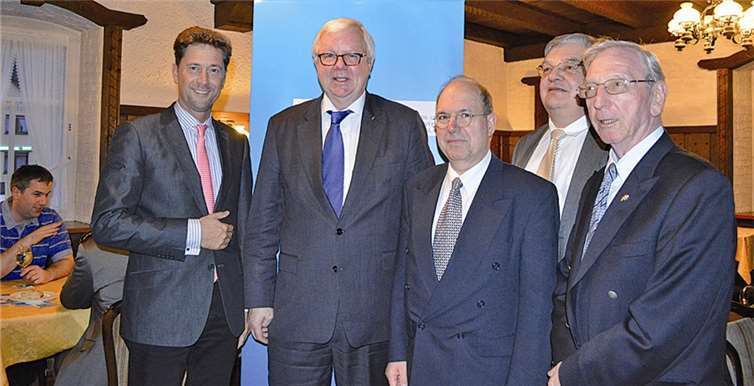 V. l.: Detlef Odenkirchen, Beisitzer des MIT Bezirksverband Koblenz-Montabaur aus dem Kreisverband Ahrweiler, Michael Fuchs, MdB Gastredner, Werner Jung, ebenso neugewählter Beisitzer aus dem Kreisverband Ahrweiler, Heinz-Peter Mertens, neuer Vorsitzender MIT Bezirk Koblenz-Montabaur und Hermann Terporten Kreisverband Ahrweiler, freuen sich auf gemeinsame zukünftige Herausforderungen. Privat