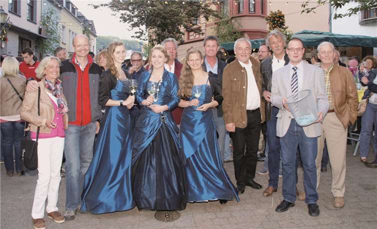 (V. l .)Die Eltern des Gewinners, Claudia und Prof. Dr.med. Malte Silomon, Blütenprinzessin Nina, Blütenkönigin Laura, Organisator Horst Weber, Blütenprinzessin Lena, Detlev Pilger, Karl-Heinz Rosenbaum (2.Preis), Rechtsanwalt u. Aufsichtsperson Eckehard Kunz, BSC Güls Vorsitzender Andreas Schmitz und für Michael Simons (3.Preis) sein Vater Werner bei der Preisübergabe. Privat