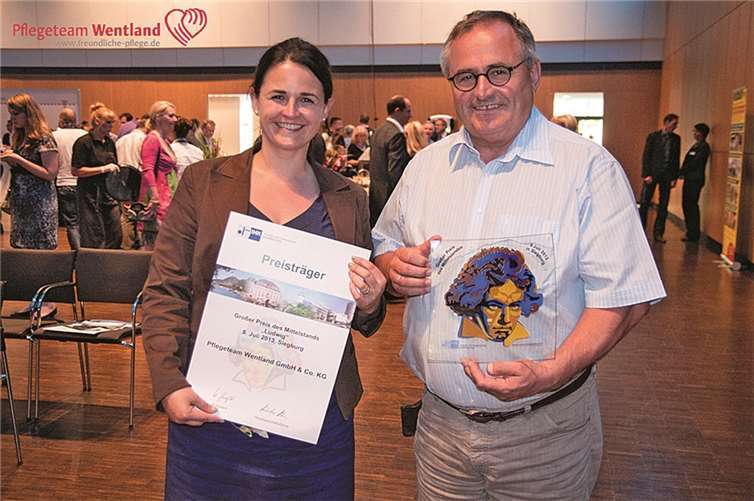 (V. l.) Die Geschäftsführung des Pflegeteams Wentland, Doris Sommer und Albert Wentland, mit dem „Großen Preis des Mittelstandes“ in den Kategorien „Arbeitsplatzsicherung“ und „Engagement in der Region“.Privat