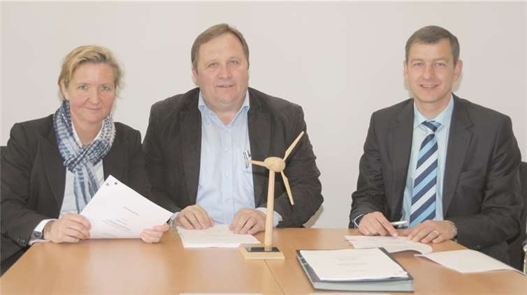 (V. l) Dr. Silke Katharina Berger, Leiterin des Bereiches Konzessionen, kommunale Produkte der RWE Deutschland AG, Erwin Michels, Bürgermeister der Ortsgemeinde Kail und RWE-Kommunalbetreuer Michael Dötsch, Leiter der Region Rauschermühle haben den Nutzungsvertrag zum Bau von zwei Windenergieanlagen unterschrieben.Privat
