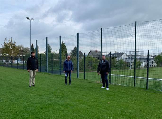 (V. l.): Fabian Vocktmann (Regionalmanager bei Westenergie), Jürgen Kossmann (Projektpate) und Dirk Rohm (Ortsbürgermeister von Saffig) freuen sich über die neue Zaunanlage in Saffig. Foto: privat
