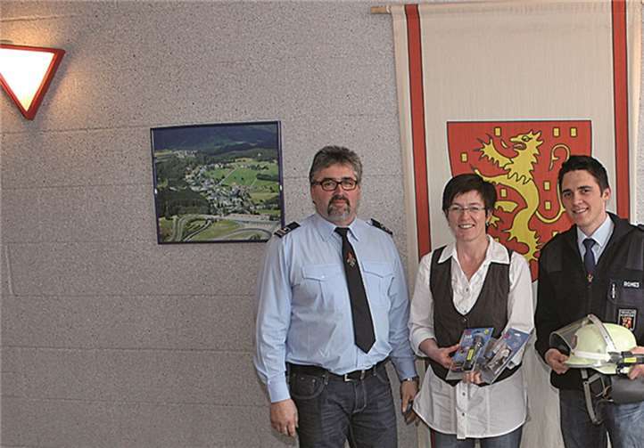 (V. l.) Günter Merten (Wehrführer), Anita Schomisch (1. Beigeordnete Gemeinde Nürburg) und Marco Romes (stellvertretender Wehrführer).Privat