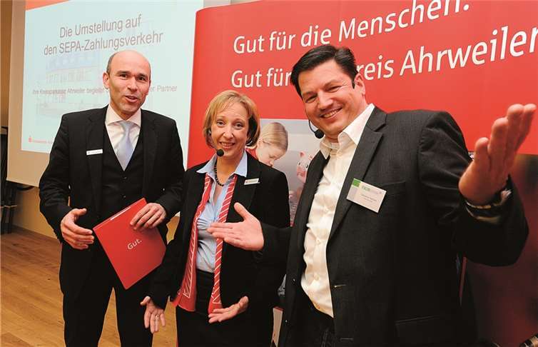 (V. l.) Guido Mombauer, Ulrike Brand und Nikolaus Herrmann informierten umfassend über die Änderungen im Zahlungsverkehr. FIX