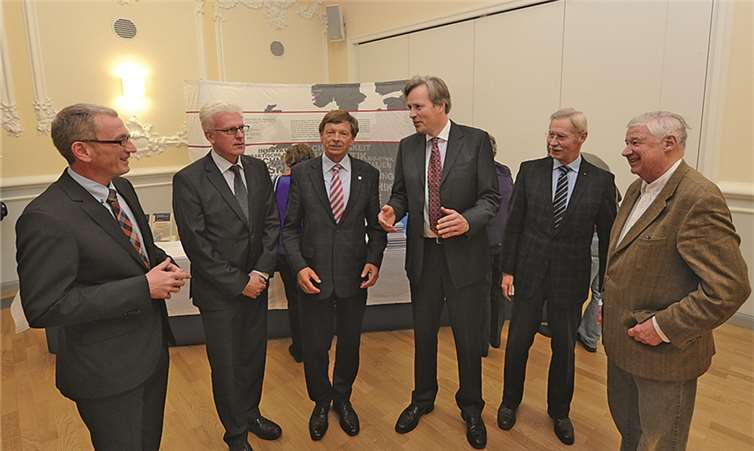 V. l. Guido Orthen, Dr. Stefan Huster, Prof. Dr. Friedrich Breyer, Dr. Felix Thiele, Friedhelm Boruki, Dr. Gerhard Kreuter im Gespräch. FIX