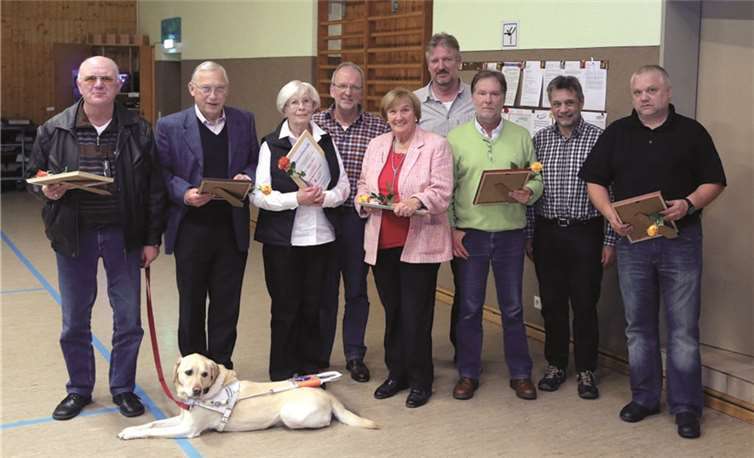 (V. l) Hans-Dieter Fuchs, Helmuth Mandt, Irmgard Reim, 1. Vorsitzender Gregor Weißbrich, Rosa Pretz, Gisbert Weißbrich, Lothar Stein, Geschäftsführer Helmut Sprenger und Heinrich Kunz.Privat