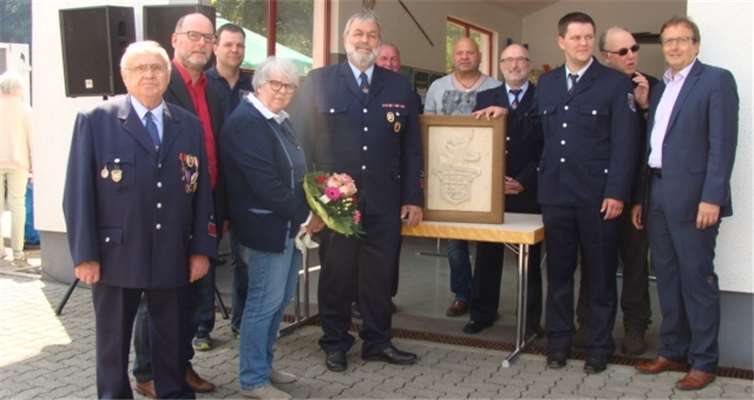 V. l.: Hans Mintgen (ehemaliger Wehrführer Niedermendig), Andreas Doll (Ortsbürgermeister Rieden), Pascal Reuter (1. Schriftführer FFW Rieden), Angelika Reuter (Ehefrau von Urban Reuter), Urban Reuter, Michael Pitack, Wendelin Hilger, Alex Reuter (2. Schriftführer, Sohn und Nachfolger von Urban Reuter), Hermann Peter Heuft und Joachim Plitzko. - HB -
