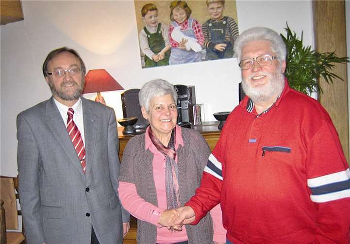 V. l. Hans Werner Kaiser und , Helene Kagel Herrn gratulieren Josef Over. Privat