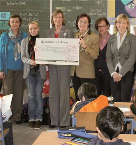 (V. l.) Hausaufgabenbetreuer(in), Schulleiterin Krey, Kinderschutzbundbeauftragte, die Präsidentin von Soroptimist International Christine Kempkes,, Clubschwestern Michaela Prengel, Beate Unger und Ingrid Müller-Trinn.Privat