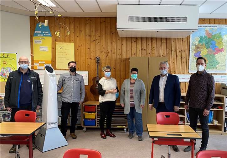 V. l.: Hausmeister Alexander Castert, Jürgen Weyers (VGV Kaisersesch), Trudi Klinkner und Denise Metzroth (Schieferland-Grundschule Laubach-Masburg), Bürgermeister Albert Jung und Büroleiter Mark Klasen (VGV Kaisersesch) | Am Schulstandort Laubach wurden insgesamt drei RTL-Anlagen eingebaut. Fotos: Verbandsgemeinde Kaisersesch