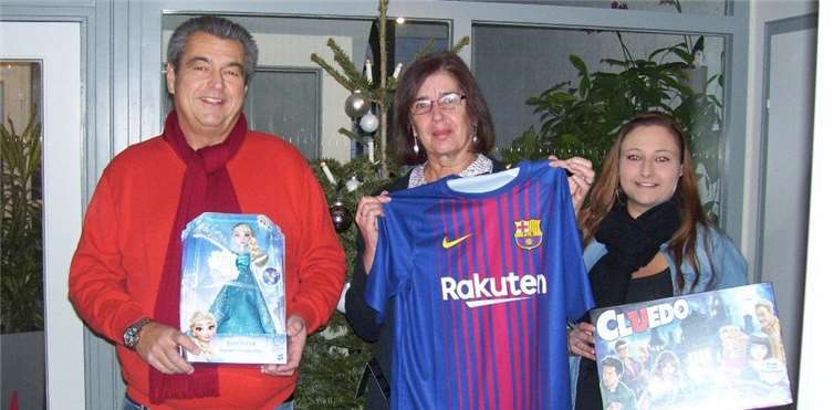 (V. l.) Initiator Jürgen Pera, Frau Bahler-Schröder Leiterin der Einrichtung und Mitarbeiterin Vanessa Milles bei der symbolischen Übergabe einiger Weihnachtsgeschenke für die Kinder. privat