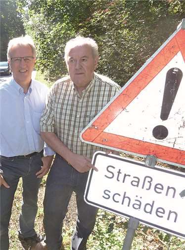(V. l.) Josef Dötsch MdL und Bernhard Wiemer an der L306.Privat