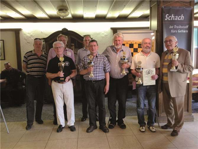 (V. l) Jürgen Kaster (Vierter), Heinz Ningel (Organisator und Turnierleiter), Ernst Burg (Bezirksmeister Trier), Karsten Loof (1.Vors. SVR), Hans-Jürgen Fleuch (Dritter), Gottfried Schumacher (Rheinlandmeister und Bezirksmeister SB Rhein-Ahr-Mosel), Yuri Boidman (Zweiter und Bezirksmeister Rhein-Westerwald) und Norbert Niechoj (Bezirksmeister Rhein-Nahe) bei der Siegerehrung.Privat