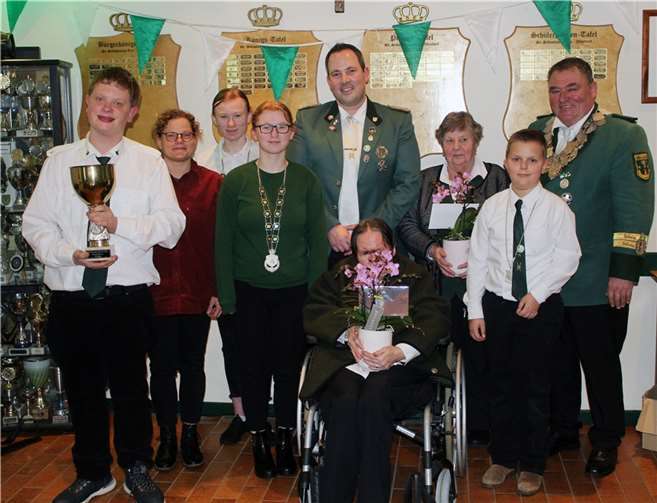 V. l.: Jungschütze Julian Reiser, Bezirksbürgerkönigin Elena Endro, Schülerprinzessin Fiona Schreiner, Brudermeister Hendrik Beer, Jubilar Roswitha Dold, Jubilar Elisabeth Klein, Bezirksbambiniprinz Tom Feuser und Kaiser Ralf Breuer. Fotos: Christian Klein