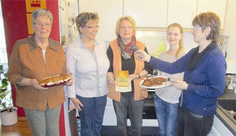 Kochbuch aus Andernach auf Sendung V. l.: Katharina Neideck, Sigrid Schug, Betty Arndt, Katsiaryna Frank und die Reporterin Martina Gonser.Martin Quandt