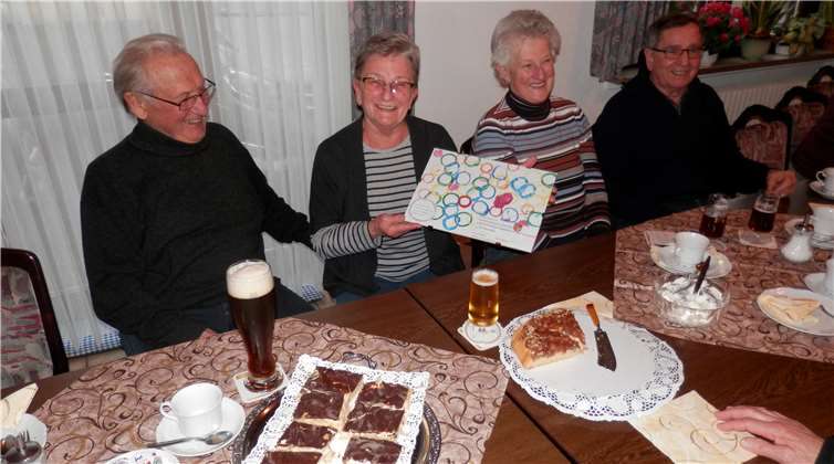 (V. l.) Lothar Lück und Jubilarin Gertrud Lück mit Gästen.privat