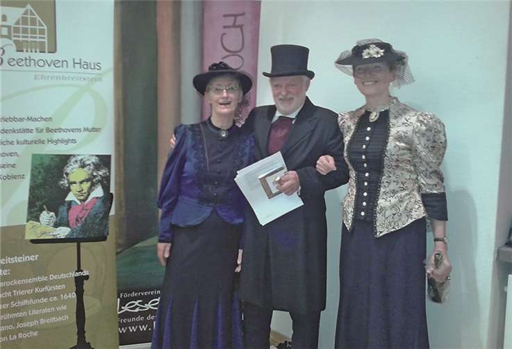 (V. l.) Margarete Ries, Gerold Engelmann, Traute van Aswegen bei der Wieland-Lesung im Mutter-Beethoven-Haus.Privat