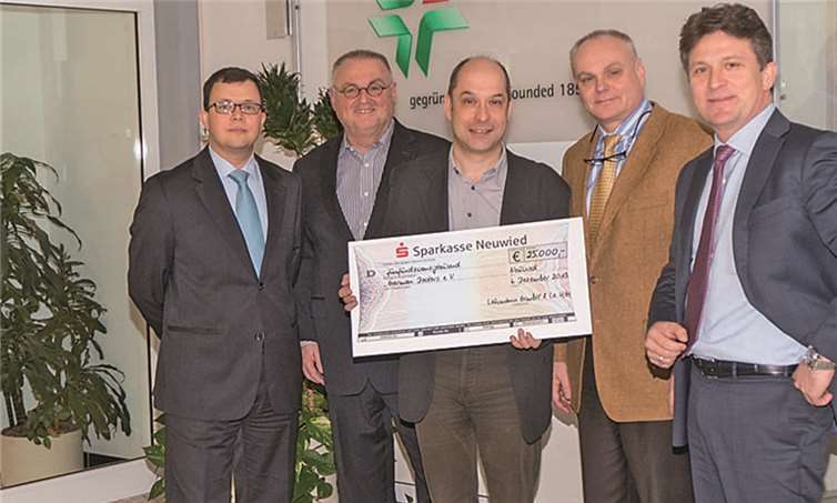 (V. l) Martin Schilcher, Geschäftsführer Lohmann GmbH & Co.KG; Jürgen Grosse, Bereichsleitung Fundraising, German Doctors e. V; Dr. Harald Kischlat, Vorstand German Doctors e. V; Jürgen Walda und Dr. Norman Goldberg, Geschäftsführer Lohmann GmbH & Co. KG. Privat