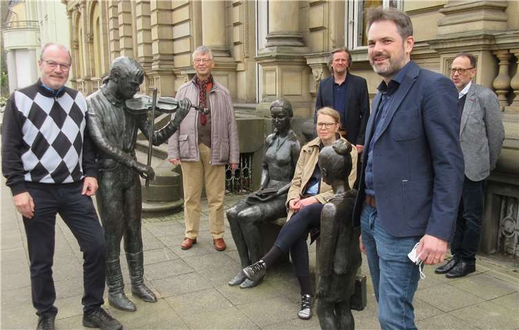 V. l.: Michael Firmenich, Präsident des Lions Clubs, Manfred Weizbauer, Schatzmeister des Hilfswerks des Lions Clubs Bonn-Rhenobacum, Annekatrin Sonn, stellvertretende Musikschulleiterin, Andreas Winnen, künstlerischer Leiter des Bonner Jugendsinfonieorchesters, David Hecker, Leiter der Musikschule, Lothar Reiche-Ebert organisatorischer Leiter des Orchesters. Foto: privat