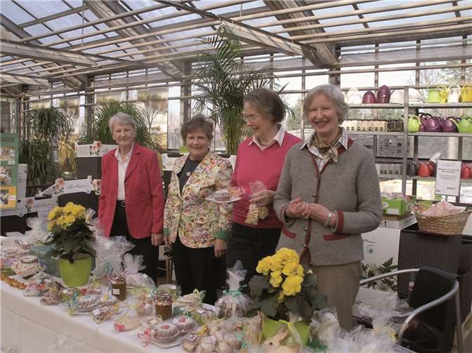 (V. l) Mitarbeiterinnen des Meckenheimer Osterbasars im Gattencenter Ley: Sieglinde Theuerjahr, Waltraut v. Tiesenhausen, Irmingard Will und Gabriele v. Jacobs.Doris Leistner