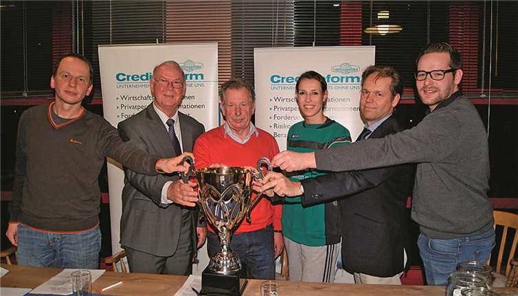 (V. l.) Moderator Stefan Freisberg, Josef Hens, Winfried Höfer, Glücksfee Anna Jaszczuk, Volker Herb und Dominik Süßmeyer präsentierten den anwesenden Mannschaften als Vorgeschmack schon mal den Wanderpokal.Privat