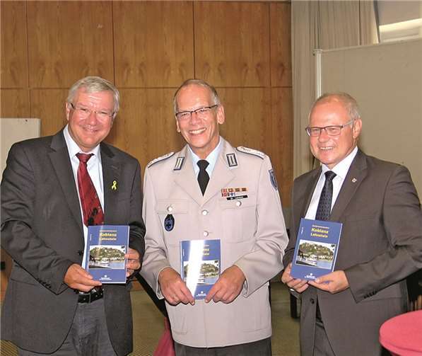 (V. l.) Oberbürgermeister Prof. Dr. Joachim Hofmann-Göttig, Standortälteste Oberstapotheker Dr. Claus-Michael Lommer und Lahnstein-Oberbürgermeister Peter Labonte.Privat
