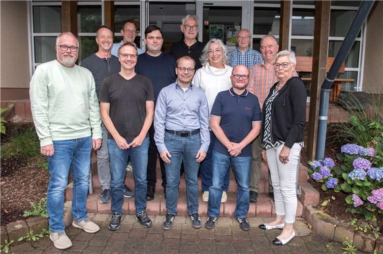 Neuer Ortsgemeinderat in Rüber V. l.: Oliver Stenz, Andreas Meißner, Christoph Maur, Verbandsbürgermeister Maximilian Mumm, Christian Schneider, Markus Bach, Heribert Scherhag, Claudia Rühle, Jörg Pulze, Leo Klöckner, Bernd Wolff, Helga Fürst. Es fehlt Erich Bender. Foto: privat