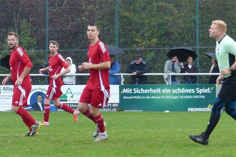 V. l.: Patrick Melcher, Christopher Walter und Thomas Haller sowie der sehr umsichtige Schiedsrichter Ingo Jakima