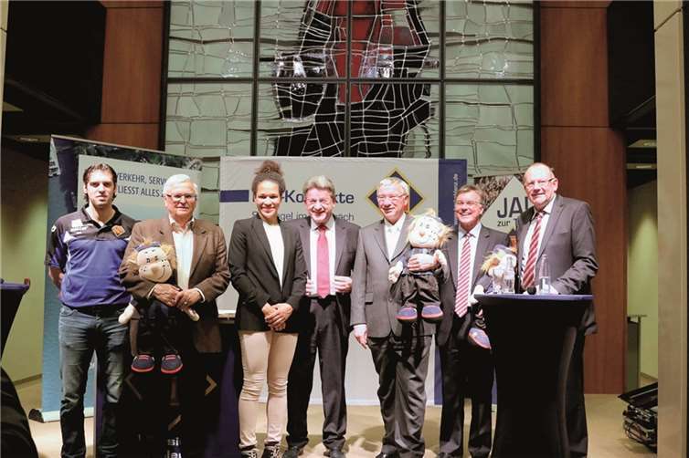 (V. l) Professor Dr. Werner Hecker, Bernd Wieczorek (Mitglied des KEVAG-Vorstandes), Oberbürgermeister Professor Dr. Joachim Hofmann-Göttig, Frank Linnig, Celia Sasic, Dr. Theo Zwanziger und Evangelos Nessos.Privat