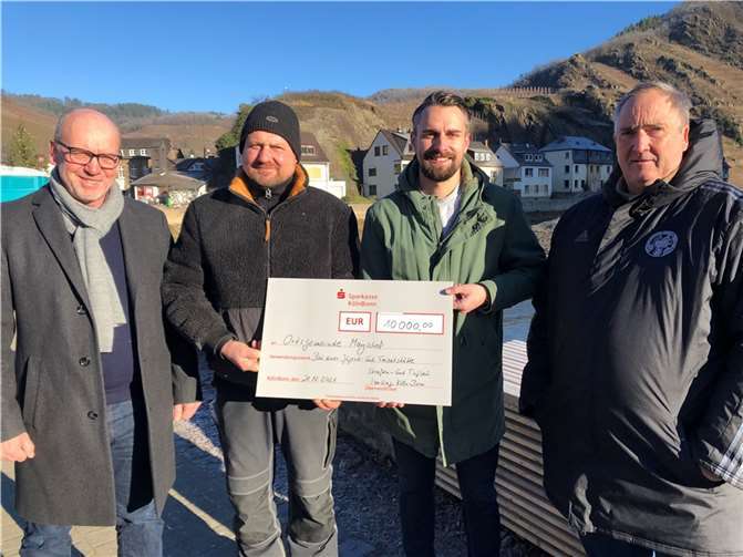 Straßenbauerhandwerk unterstützt Flutopfer V. l.: Ralf Müller (stellvertretender Obermeister Straßen- und Tiefbau-Innung Köln-Bonn), Jörg Jeckstadt (Beigeordnerter Ortsgemeinde Mayschoß), Sebastian Sonntag (Leiter Koordination Wiederaufbau Mayschoß), Manfred Hemmersbach (Obermeister der Straßen- und Tiefbau-Innung Köln-Bonn). Foto: Straßen- u. Tiefbau-Innung Köln-Bonn