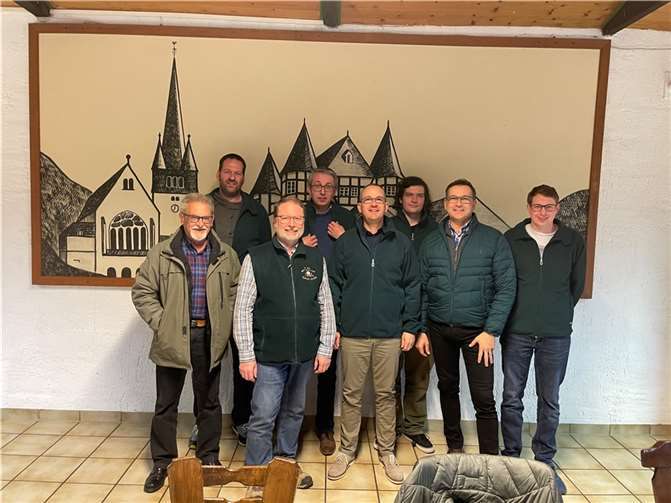 V. l.: Schießmeister Klaus Pasternak, Hauptmann Jörg Weidenbach, Schriftführer Frank Heidgen, Kassierer Stefan Rieke, Brudermeister Alexander Knopp, Jungschützenmeister und Fähnrich Sebastian Heidgen, Oberleutnant Guido Knopp und. 2. Kassierer Dominik Krebs.  Foto: privat