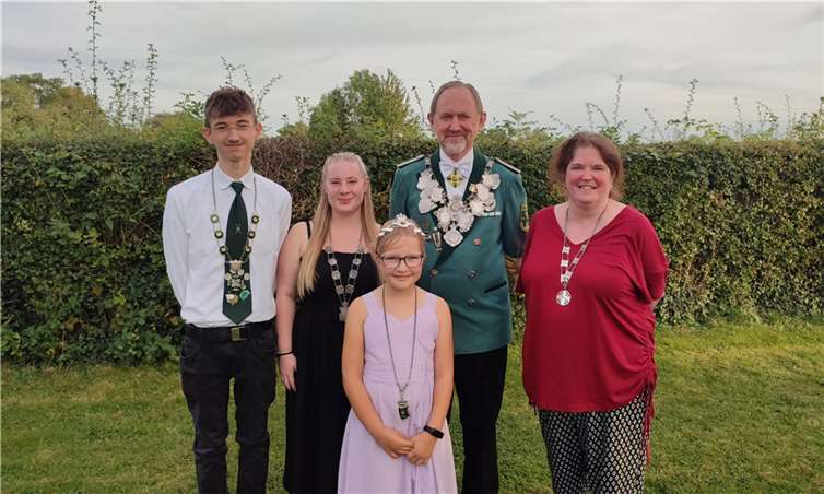 V. l.: Schülerprinz Luis Granderath, Jungschützenprinzessin Antonia Imgrund, Bambiniprinzessin Mara Tuschen, Kaiser Uli Dold und Bürgerkönigin Yvonne Reiser.  Foto: Helga Klein