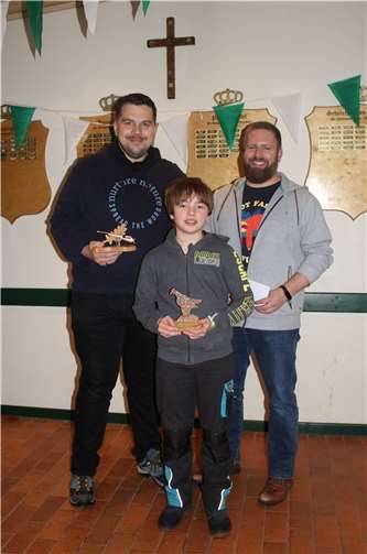 V. l.: Sebastianuskönig Rainer Tuschen, Sebastianusbambiniprinz Benjamin Klein und Jungschützenmeister Christian Klein.