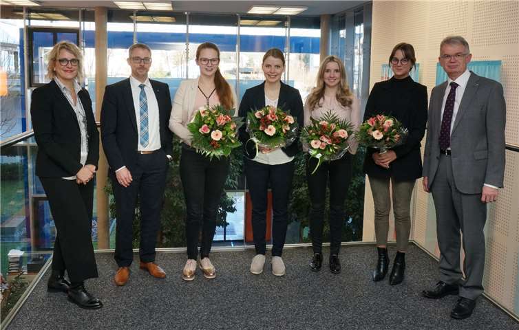 V. l.: Sonja Oswald, Personalabteilung, Matthias Herfuth, Personalvorstand, die vier frisch gebackenen Bankkaufleute Annika Krämer, Clara Schäfer, Sabrina Esch, Kira Hardt und Vorstandssprecher der VR-Bank Andreas Harner.Foto: privat
