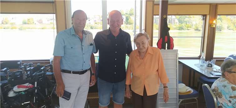V. l. Stadtbürgermeister Gerd Klasen mit den beiden ältesten Teilnehmern.