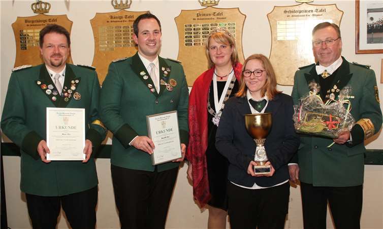 V. l. Stellv. Brudermeister Marco Klee, Brudermeister Hendrik Beer, Königin Anne Beer, Jungschützing Johanna Imgrund und Jubilar Peter Radermacher. Fotos: Christian/Helga Klein