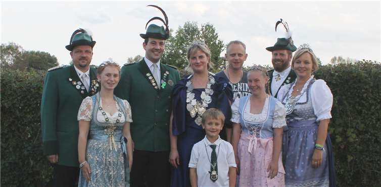 V. l.: Stellvertretender Brudermeister Marco Klee, Schülerprinzessin Sophia Schreiner, Prinzgemahl Hendrik Beer, Königin Anne Beer, Bambiniprinz Florian Klein, Bürgerkönig Simon Reiser, Jungschützenprinzessin Antonia Imgrund, Diözesanprinzgemahl Christian Klein und Diözesankönigin Helga Klein.Foto: Christian Klein