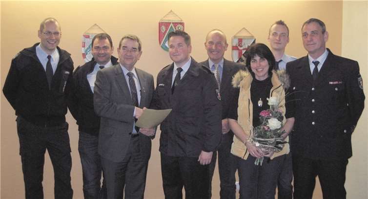 (V. l) Stellvertretender Wehrleiter der VG Bernd Löffler, Guido Rink, Bürgermeister Helmut Probst, Wehrführer Alexander Schmitz, Ortsbürgermeister Thönnes, Claudia und Michael Geyermann; dahinter stellvertretender Wehrführer Carsten Ternes.Privat