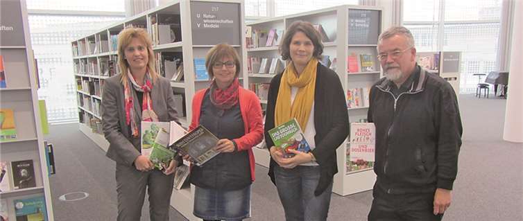 (V. l): Susanne Ott (Bibliotheksdirektorin), Dr. Helga Arend (Vorsitzende des Fördervereins), Andrea Junglas (stellvertretende Vorsitzende des Fördervereins), Reinhard Siebel (Schatzmeister).Privat